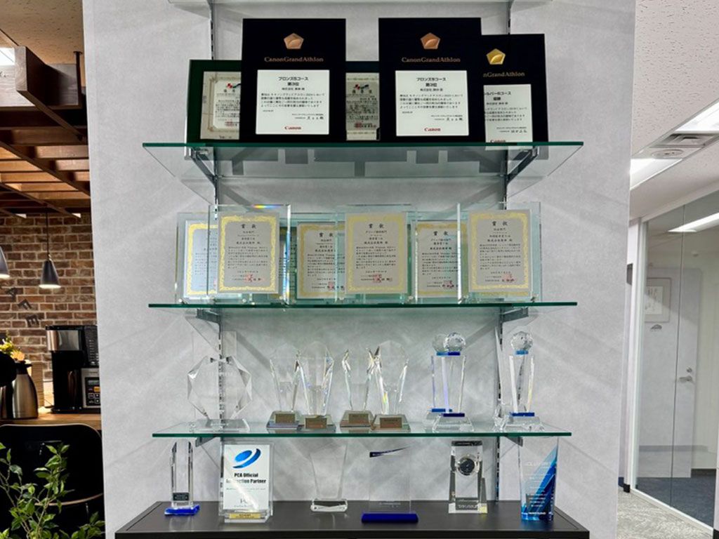 取引先企業から受賞したトロフィー