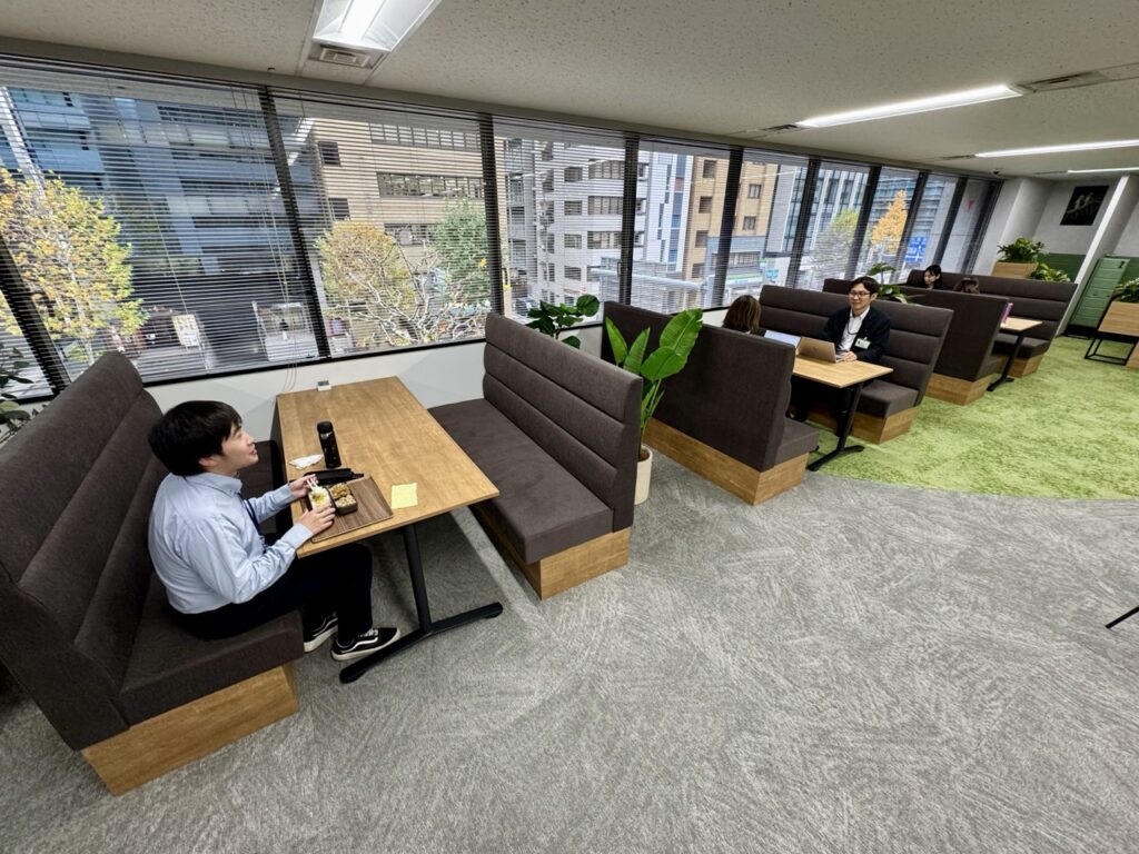 ランチタイムはラウンジを解放