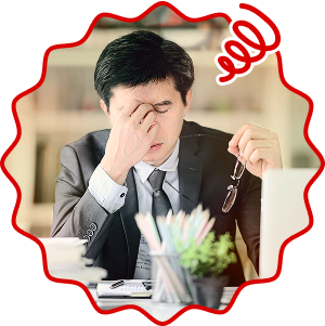 疲れた様子で目頭を押さえる男性